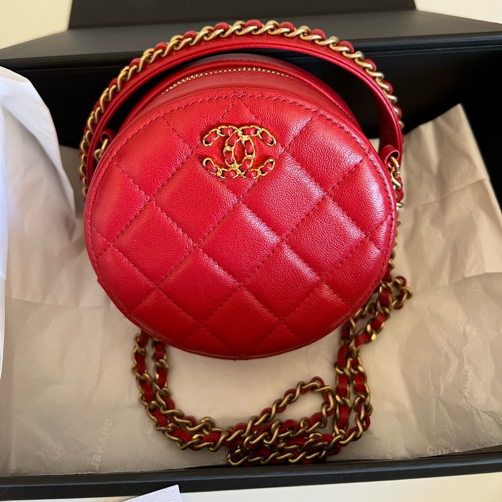 💞Authentic💞Chanel red round clutch crossbody- lambskin leather